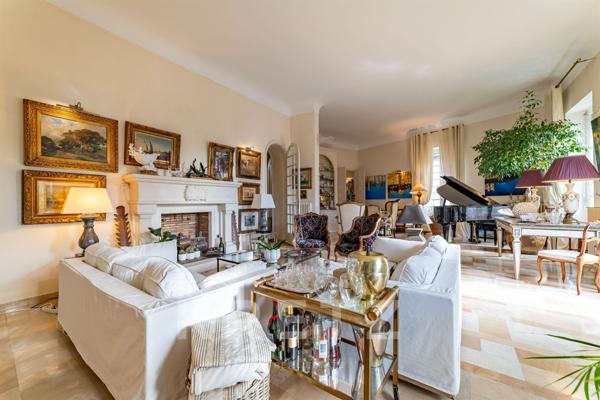 Nîmes – Écusson / Préfecture – Appartement bourgeois 283 m² avec ascenseur, garage et caves.