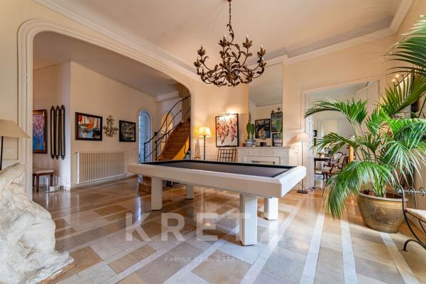 Nîmes – Écusson / Préfecture – Appartement bourgeois 283 m² avec ascenseur, garage et caves.