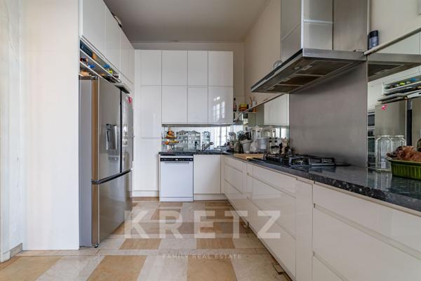 Nîmes – Écusson / Préfecture – Appartement bourgeois 283 m² avec ascenseur, garage et caves.