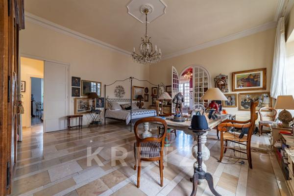 Nîmes – Écusson / Préfecture – Appartement bourgeois 283 m² avec ascenseur, garage et caves.