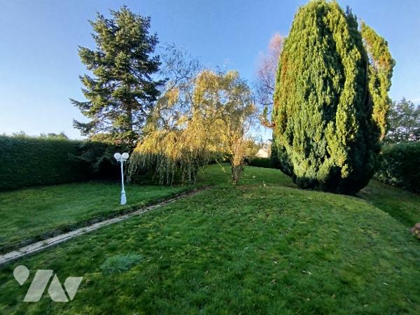 Maison d'habitation d'environ 98m², avec 2 chambres, sur 3 niveau avec jardin et 2 parcelles de bois