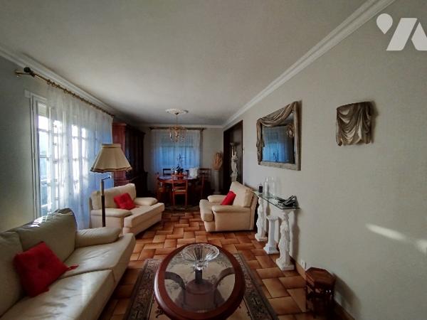 Maison d'habitation d'environ 98m², avec 2 chambres, sur 3 niveau avec jardin et 2 parcelles de bois