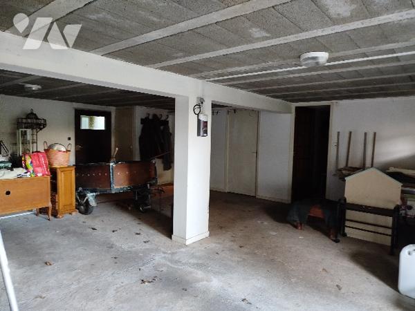 Maison d'habitation d'environ 98m², avec 2 chambres, sur 3 niveau avec jardin et 2 parcelles de bois