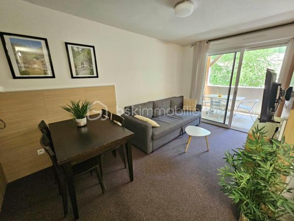 **EN EXCLUSIVITÉ – VALÉRIE LARRIER**

Au cœur de La Foux d’Allos, découvrez cet agréable appartement situé au sein d’une résidence recherchée avec PISCINE COUVERTE, HAMMAM, ASCENSEUR, VENDU AVEC PLACE DE PARKING PRIVATIVE EXTERIEURE.

Pensé pour accueillir confortablement jusqu’à 6 PERSONNES

Un intérieur fonctionnel et confortable

Coin montagne deux lits superposés
Chambre indépendante avec lit double
Séjour avec canapé convertible
Kitchenette équipée
Salle de bains spacieuse et aménagée pour les personnes à mobilité réduite
Terrasse agréable bénéficiant d’une vue dégagée

Un véritable atout pour la location saisonnière

Grâce à son emplacement, à ses équipements et notamment à la présence d’une piscine couverte, la résidence bénéficie d’une forte attractivité auprès des vacanciers.

Un appartement particulièrement adapté à un **investissement locatif en montagne**, tout en pouvant également convenir à une résidence secondaire pour profiter pleinement de La Foux d’Allos été comme hiver.

Les atouts de la résidence

⛷️ DEPART ET ARRIVE SKIS AUX PIEDS 
🏊 Piscine couverte
🧖 Hammam
♿ Accessibilité PMR
🛗 Ascenseur
🚗 Place de stationnement extérieure incluse
🌄 Terrasse 
📍 Commerces et activités à proximité
🌿 Cadre agréable et paisible



Charges prévisionnelles annuelles : 4 300 €, COMPRENANT notamment L'EAU ET L'ÉLECTRICITÉ