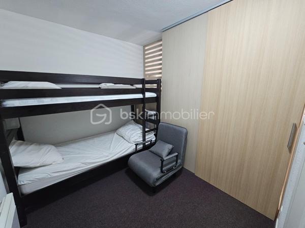 **EN EXCLUSIVITÉ – VALÉRIE LARRIER**

Au cœur de La Foux d’Allos, découvrez cet agréable appartement situé au sein d’une résidence recherchée avec PISCINE COUVERTE, HAMMAM, ASCENSEUR, VENDU AVEC PLACE DE PARKING PRIVATIVE EXTERIEURE.

Pensé pour accueillir confortablement jusqu’à 6 PERSONNES

Un intérieur fonctionnel et confortable

Coin montagne deux lits superposés
Chambre indépendante avec lit double
Séjour avec canapé convertible
Kitchenette équipée
Salle de bains spacieuse et aménagée pour les personnes à mobilité réduite
Terrasse agréable bénéficiant d’une vue dégagée

Un véritable atout pour la location saisonnière

Grâce à son emplacement, à ses équipements et notamment à la présence d’une piscine couverte, la résidence bénéficie d’une forte attractivité auprès des vacanciers.

Un appartement particulièrement adapté à un **investissement locatif en montagne**, tout en pouvant également convenir à une résidence secondaire pour profiter pleinement de La Foux d’Allos été comme hiver.

Les atouts de la résidence

⛷️ DEPART ET ARRIVE SKIS AUX PIEDS 
🏊 Piscine couverte
🧖 Hammam
♿ Accessibilité PMR
🛗 Ascenseur
🚗 Place de stationnement extérieure incluse
🌄 Terrasse 
📍 Commerces et activités à proximité
🌿 Cadre agréable et paisible



Charges prévisionnelles annuelles : 4 300 €, COMPRENANT notamment L'EAU ET L'ÉLECTRICITÉ