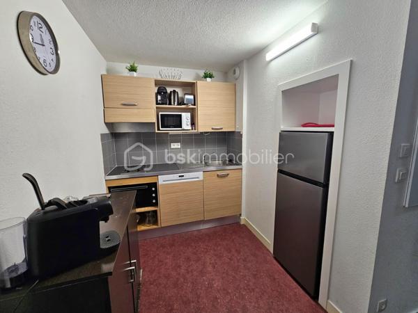**EN EXCLUSIVITÉ – VALÉRIE LARRIER**

Au cœur de La Foux d’Allos, découvrez cet agréable appartement situé au sein d’une résidence recherchée avec PISCINE COUVERTE, HAMMAM, ASCENSEUR, VENDU AVEC PLACE DE PARKING PRIVATIVE EXTERIEURE.

Pensé pour accueillir confortablement jusqu’à 6 PERSONNES

Un intérieur fonctionnel et confortable

Coin montagne deux lits superposés
Chambre indépendante avec lit double
Séjour avec canapé convertible
Kitchenette équipée
Salle de bains spacieuse et aménagée pour les personnes à mobilité réduite
Terrasse agréable bénéficiant d’une vue dégagée

Un véritable atout pour la location saisonnière

Grâce à son emplacement, à ses équipements et notamment à la présence d’une piscine couverte, la résidence bénéficie d’une forte attractivité auprès des vacanciers.

Un appartement particulièrement adapté à un **investissement locatif en montagne**, tout en pouvant également convenir à une résidence secondaire pour profiter pleinement de La Foux d’Allos été comme hiver.

Les atouts de la résidence

⛷️ DEPART ET ARRIVE SKIS AUX PIEDS 
🏊 Piscine couverte
🧖 Hammam
♿ Accessibilité PMR
🛗 Ascenseur
🚗 Place de stationnement extérieure incluse
🌄 Terrasse 
📍 Commerces et activités à proximité
🌿 Cadre agréable et paisible



Charges prévisionnelles annuelles : 4 300 €, COMPRENANT notamment L'EAU ET L'ÉLECTRICITÉ