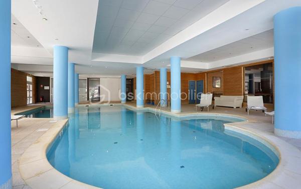 **EN EXCLUSIVITÉ – VALÉRIE LARRIER**

Au cœur de La Foux d’Allos, découvrez cet agréable appartement situé au sein d’une résidence recherchée avec PISCINE COUVERTE, HAMMAM, ASCENSEUR, VENDU AVEC PLACE DE PARKING PRIVATIVE EXTERIEURE.

Pensé pour accueillir confortablement jusqu’à 6 PERSONNES

Un intérieur fonctionnel et confortable

Coin montagne deux lits superposés
Chambre indépendante avec lit double
Séjour avec canapé convertible
Kitchenette équipée
Salle de bains spacieuse et aménagée pour les personnes à mobilité réduite
Terrasse agréable bénéficiant d’une vue dégagée

Un véritable atout pour la location saisonnière

Grâce à son emplacement, à ses équipements et notamment à la présence d’une piscine couverte, la résidence bénéficie d’une forte attractivité auprès des vacanciers.

Un appartement particulièrement adapté à un **investissement locatif en montagne**, tout en pouvant également convenir à une résidence secondaire pour profiter pleinement de La Foux d’Allos été comme hiver.

Les atouts de la résidence

⛷️ DEPART ET ARRIVE SKIS AUX PIEDS 
🏊 Piscine couverte
🧖 Hammam
♿ Accessibilité PMR
🛗 Ascenseur
🚗 Place de stationnement extérieure incluse
🌄 Terrasse 
📍 Commerces et activités à proximité
🌿 Cadre agréable et paisible



Charges prévisionnelles annuelles : 4 300 €, COMPRENANT notamment L'EAU ET L'ÉLECTRICITÉ