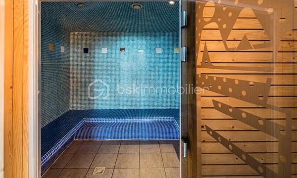 **EN EXCLUSIVITÉ – VALÉRIE LARRIER**

Au cœur de La Foux d’Allos, découvrez cet agréable appartement situé au sein d’une résidence recherchée avec PISCINE COUVERTE, HAMMAM, ASCENSEUR, VENDU AVEC PLACE DE PARKING PRIVATIVE EXTERIEURE.

Pensé pour accueillir confortablement jusqu’à 6 PERSONNES

Un intérieur fonctionnel et confortable

Coin montagne deux lits superposés
Chambre indépendante avec lit double
Séjour avec canapé convertible
Kitchenette équipée
Salle de bains spacieuse et aménagée pour les personnes à mobilité réduite
Terrasse agréable bénéficiant d’une vue dégagée

Un véritable atout pour la location saisonnière

Grâce à son emplacement, à ses équipements et notamment à la présence d’une piscine couverte, la résidence bénéficie d’une forte attractivité auprès des vacanciers.

Un appartement particulièrement adapté à un **investissement locatif en montagne**, tout en pouvant également convenir à une résidence secondaire pour profiter pleinement de La Foux d’Allos été comme hiver.

Les atouts de la résidence

⛷️ DEPART ET ARRIVE SKIS AUX PIEDS 
🏊 Piscine couverte
🧖 Hammam
♿ Accessibilité PMR
🛗 Ascenseur
🚗 Place de stationnement extérieure incluse
🌄 Terrasse 
📍 Commerces et activités à proximité
🌿 Cadre agréable et paisible



Charges prévisionnelles annuelles : 4 300 €, COMPRENANT notamment L'EAU ET L'ÉLECTRICITÉ