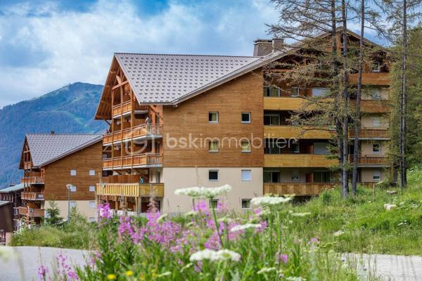**EN EXCLUSIVITÉ – VALÉRIE LARRIER**

Au cœur de La Foux d’Allos, découvrez cet agréable appartement situé au sein d’une résidence recherchée avec PISCINE COUVERTE, HAMMAM, ASCENSEUR, VENDU AVEC PLACE DE PARKING PRIVATIVE EXTERIEURE.

Pensé pour accueillir confortablement jusqu’à 6 PERSONNES

Un intérieur fonctionnel et confortable

Coin montagne deux lits superposés
Chambre indépendante avec lit double
Séjour avec canapé convertible
Kitchenette équipée
Salle de bains spacieuse et aménagée pour les personnes à mobilité réduite
Terrasse agréable bénéficiant d’une vue dégagée

Un véritable atout pour la location saisonnière

Grâce à son emplacement, à ses équipements et notamment à la présence d’une piscine couverte, la résidence bénéficie d’une forte attractivité auprès des vacanciers.

Un appartement particulièrement adapté à un **investissement locatif en montagne**, tout en pouvant également convenir à une résidence secondaire pour profiter pleinement de La Foux d’Allos été comme hiver.

Les atouts de la résidence

⛷️ DEPART ET ARRIVE SKIS AUX PIEDS 
🏊 Piscine couverte
🧖 Hammam
♿ Accessibilité PMR
🛗 Ascenseur
🚗 Place de stationnement extérieure incluse
🌄 Terrasse 
📍 Commerces et activités à proximité
🌿 Cadre agréable et paisible



Charges prévisionnelles annuelles : 4 300 €, COMPRENANT notamment L'EAU ET L'ÉLECTRICITÉ
