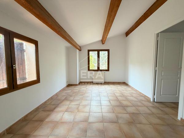 À VENDRE  EN CO-EXCLUSIVITE LE PUY-SAINTE-RÉPARADE 13610  VILLA FAMILIALE DE 7 PIÈCES D'ENVIRON 183 M², SUR UN TERRAIN CLOS ET PISCINABLE DE 675 M² AVEC GARAGE.