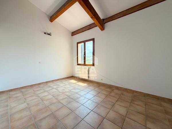 À VENDRE  EN CO-EXCLUSIVITE LE PUY-SAINTE-RÉPARADE 13610  VILLA FAMILIALE DE 7 PIÈCES D'ENVIRON 183 M², SUR UN TERRAIN CLOS ET PISCINABLE DE 675 M² AVEC GARAGE.