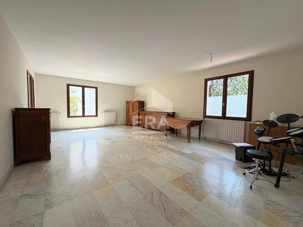 À VENDRE  EN CO-EXCLUSIVITE LE PUY-SAINTE-RÉPARADE 13610  VILLA FAMILIALE DE 7 PIÈCES D'ENVIRON 183 M², SUR UN TERRAIN CLOS ET PISCINABLE DE 675 M² AVEC GARAGE.