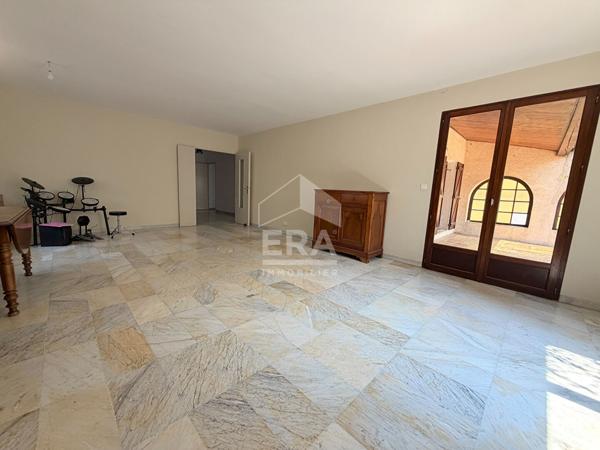 À VENDRE  EN CO-EXCLUSIVITE LE PUY-SAINTE-RÉPARADE 13610  VILLA FAMILIALE DE 7 PIÈCES D'ENVIRON 183 M², SUR UN TERRAIN CLOS ET PISCINABLE DE 675 M² AVEC GARAGE.