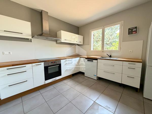 À VENDRE  EN CO-EXCLUSIVITE LE PUY-SAINTE-RÉPARADE 13610  VILLA FAMILIALE DE 7 PIÈCES D'ENVIRON 183 M², SUR UN TERRAIN CLOS ET PISCINABLE DE 675 M² AVEC GARAGE.