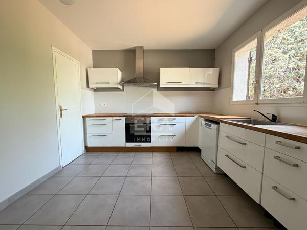 À VENDRE  EN CO-EXCLUSIVITE LE PUY-SAINTE-RÉPARADE 13610  VILLA FAMILIALE DE 7 PIÈCES D'ENVIRON 183 M², SUR UN TERRAIN CLOS ET PISCINABLE DE 675 M² AVEC GARAGE.