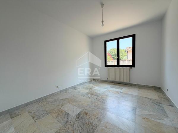 À VENDRE  EN CO-EXCLUSIVITE LE PUY-SAINTE-RÉPARADE 13610  VILLA FAMILIALE DE 7 PIÈCES D'ENVIRON 183 M², SUR UN TERRAIN CLOS ET PISCINABLE DE 675 M² AVEC GARAGE.
