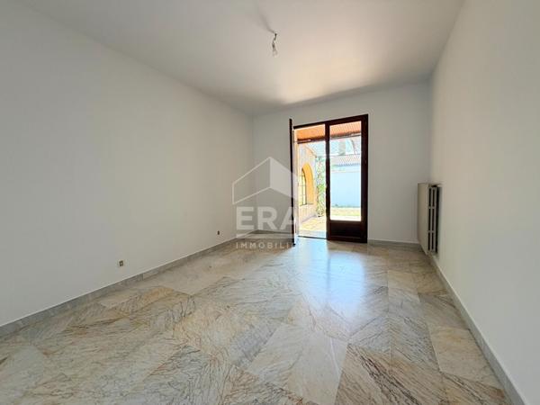 À VENDRE  EN CO-EXCLUSIVITE LE PUY-SAINTE-RÉPARADE 13610  VILLA FAMILIALE DE 7 PIÈCES D'ENVIRON 183 M², SUR UN TERRAIN CLOS ET PISCINABLE DE 675 M² AVEC GARAGE.
