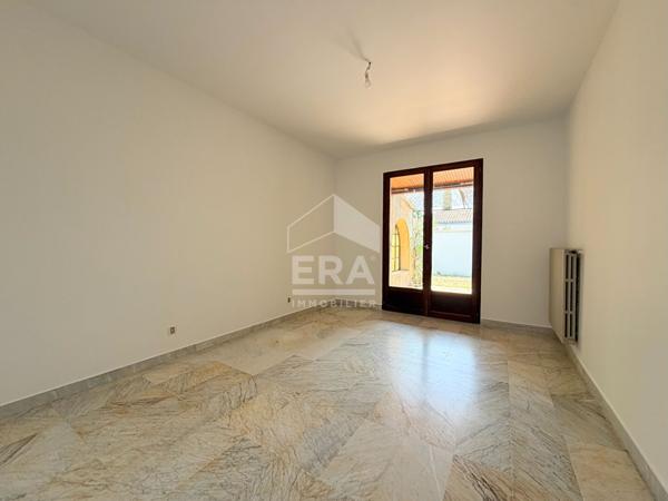 À VENDRE  EN CO-EXCLUSIVITE LE PUY-SAINTE-RÉPARADE 13610  VILLA FAMILIALE DE 7 PIÈCES D'ENVIRON 183 M², SUR UN TERRAIN CLOS ET PISCINABLE DE 675 M² AVEC GARAGE.