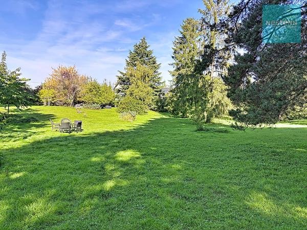 Propriété à vendre à Amboise sur plus d'un hectare, 366m² habitables, 9 chambres, piscine