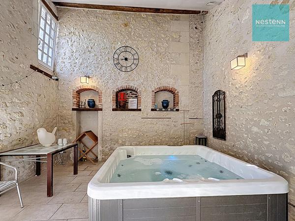 Propriété à vendre à Amboise sur plus d'un hectare, 366m² habitables, 9 chambres, piscine