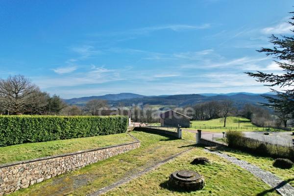 MAISON SUR SOUS-SOL DE 185 M2, À RÉNOVER, TERRAIN DE 1 764 M2, 5 CHAMBRES, VUE REMARQUABLE, 2 GARAGES, HAMEAU PAISIBLE, SOURCE, BEAU POTENTIEL