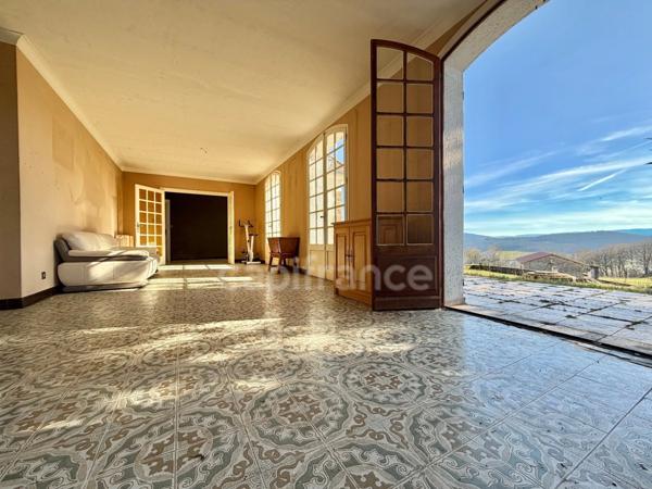 MAISON SUR SOUS-SOL DE 185 M2, À RÉNOVER, TERRAIN DE 1 764 M2, 5 CHAMBRES, VUE REMARQUABLE, 2 GARAGES, HAMEAU PAISIBLE, SOURCE, BEAU POTENTIEL