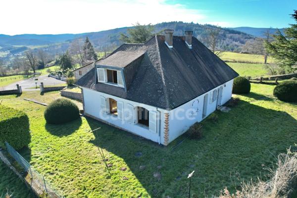 MAISON SUR SOUS-SOL DE 185 M2, À RÉNOVER, TERRAIN DE 1 764 M2, 5 CHAMBRES, VUE REMARQUABLE, 2 GARAGES, HAMEAU PAISIBLE, SOURCE, BEAU POTENTIEL