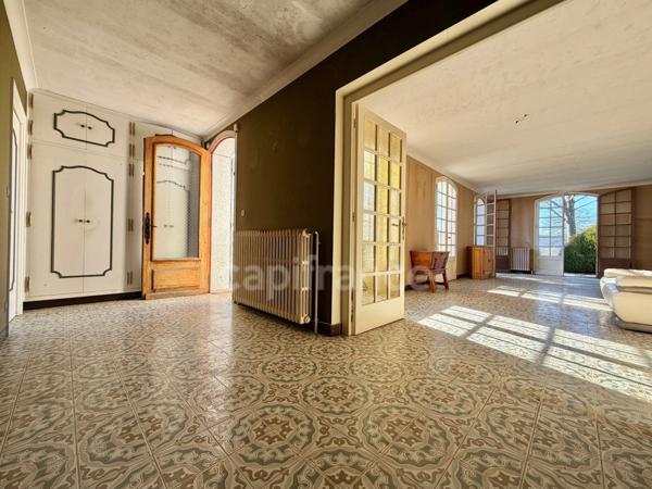 MAISON SUR SOUS-SOL DE 185 M2, À RÉNOVER, TERRAIN DE 1 764 M2, 5 CHAMBRES, VUE REMARQUABLE, 2 GARAGES, HAMEAU PAISIBLE, SOURCE, BEAU POTENTIEL