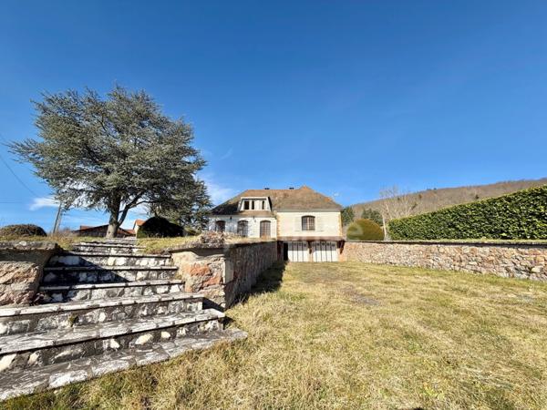 MAISON SUR SOUS-SOL DE 185 M2, À RÉNOVER, TERRAIN DE 1 764 M2, 5 CHAMBRES, VUE REMARQUABLE, 2 GARAGES, HAMEAU PAISIBLE, SOURCE, BEAU POTENTIEL