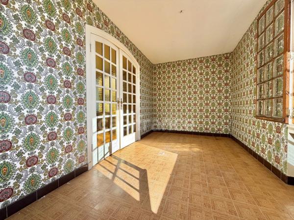 MAISON SUR SOUS-SOL DE 185 M2, À RÉNOVER, TERRAIN DE 1 764 M2, 5 CHAMBRES, VUE REMARQUABLE, 2 GARAGES, HAMEAU PAISIBLE, SOURCE, BEAU POTENTIEL