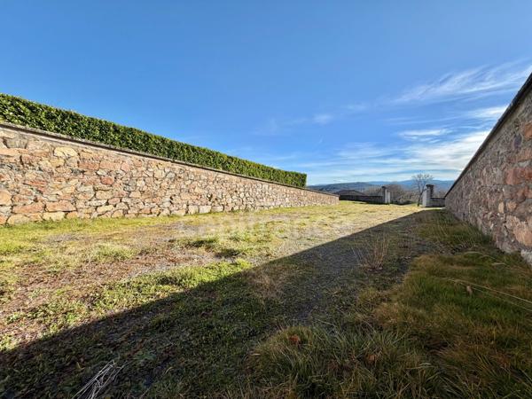 MAISON SUR SOUS-SOL DE 185 M2, À RÉNOVER, TERRAIN DE 1 764 M2, 5 CHAMBRES, VUE REMARQUABLE, 2 GARAGES, HAMEAU PAISIBLE, SOURCE, BEAU POTENTIEL