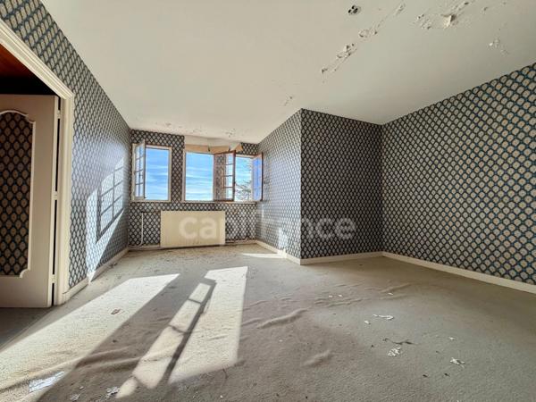 MAISON SUR SOUS-SOL DE 185 M2, À RÉNOVER, TERRAIN DE 1 764 M2, 5 CHAMBRES, VUE REMARQUABLE, 2 GARAGES, HAMEAU PAISIBLE, SOURCE, BEAU POTENTIEL