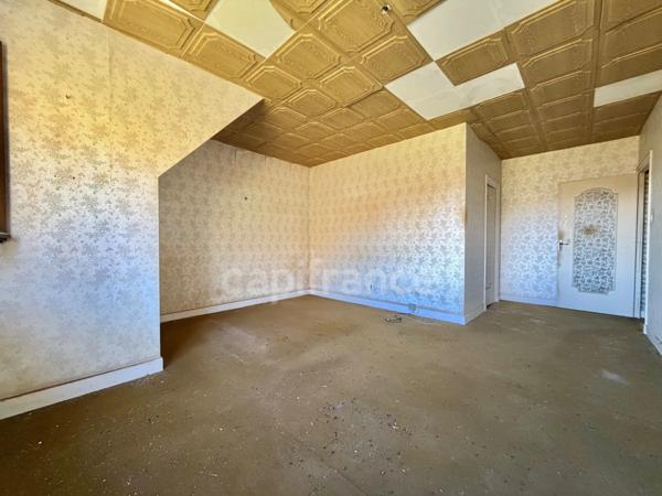 MAISON SUR SOUS-SOL DE 185 M2, À RÉNOVER, TERRAIN DE 1 764 M2, 5 CHAMBRES, VUE REMARQUABLE, 2 GARAGES, HAMEAU PAISIBLE, SOURCE, BEAU POTENTIEL