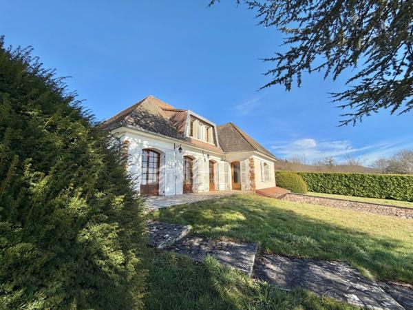 MAISON SUR SOUS-SOL DE 185 M2, À RÉNOVER, TERRAIN DE 1 764 M2, 5 CHAMBRES, VUE REMARQUABLE, 2 GARAGES, HAMEAU PAISIBLE, SOURCE, BEAU POTENTIEL