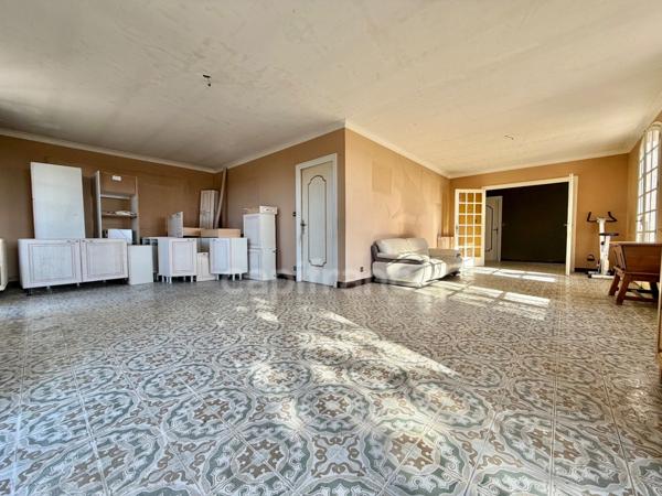 MAISON SUR SOUS-SOL DE 185 M2, À RÉNOVER, TERRAIN DE 1 764 M2, 5 CHAMBRES, VUE REMARQUABLE, 2 GARAGES, HAMEAU PAISIBLE, SOURCE, BEAU POTENTIEL