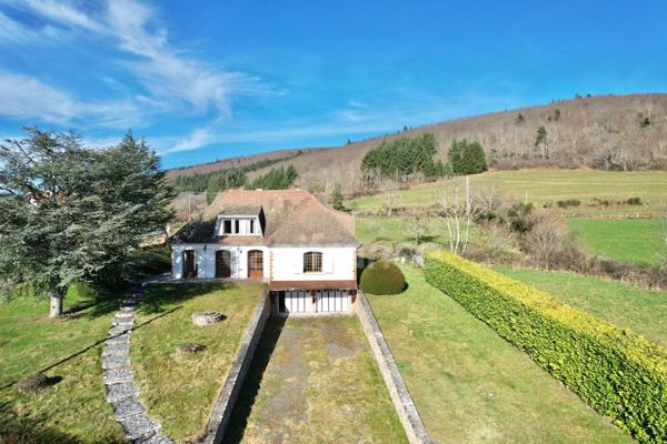 MAISON SUR SOUS-SOL DE 185 M2, À RÉNOVER, TERRAIN DE 1 764 M2, 5 CHAMBRES, VUE REMARQUABLE, 2 GARAGES, HAMEAU PAISIBLE, SOURCE, BEAU POTENTIEL