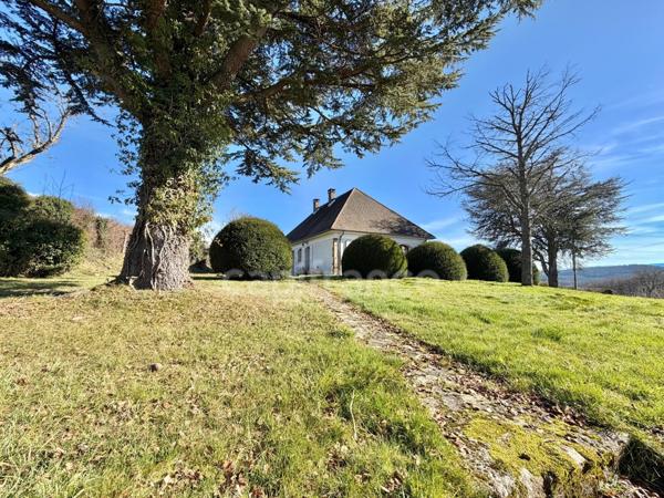 MAISON SUR SOUS-SOL DE 185 M2, À RÉNOVER, TERRAIN DE 1 764 M2, 5 CHAMBRES, VUE REMARQUABLE, 2 GARAGES, HAMEAU PAISIBLE, SOURCE, BEAU POTENTIEL