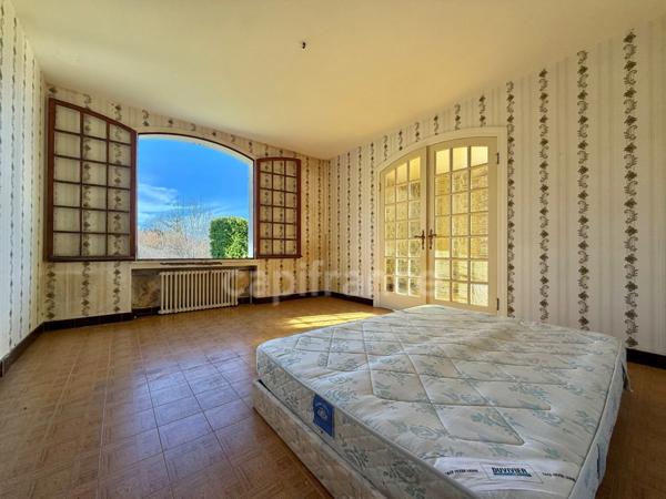 MAISON SUR SOUS-SOL DE 185 M2, À RÉNOVER, TERRAIN DE 1 764 M2, 5 CHAMBRES, VUE REMARQUABLE, 2 GARAGES, HAMEAU PAISIBLE, SOURCE, BEAU POTENTIEL