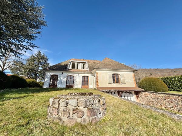 MAISON SUR SOUS-SOL DE 185 M2, À RÉNOVER, TERRAIN DE 1 764 M2, 5 CHAMBRES, VUE REMARQUABLE, 2 GARAGES, HAMEAU PAISIBLE, SOURCE, BEAU POTENTIEL