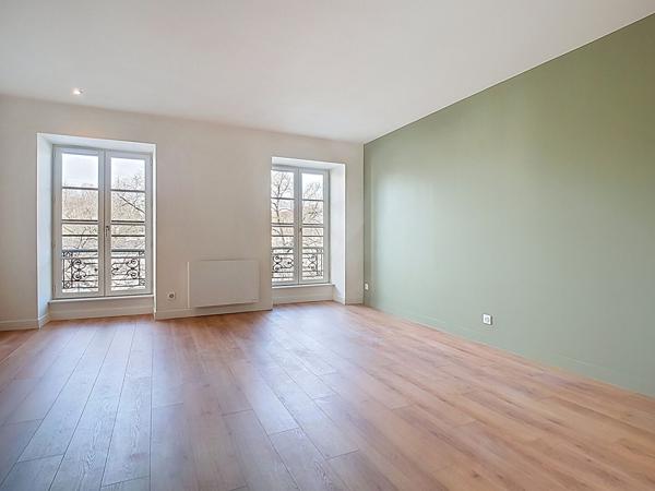 PAU au pied du Château, dans immeuble de caractère entièrement réhabilité, grand appartement T2 de 55 m²