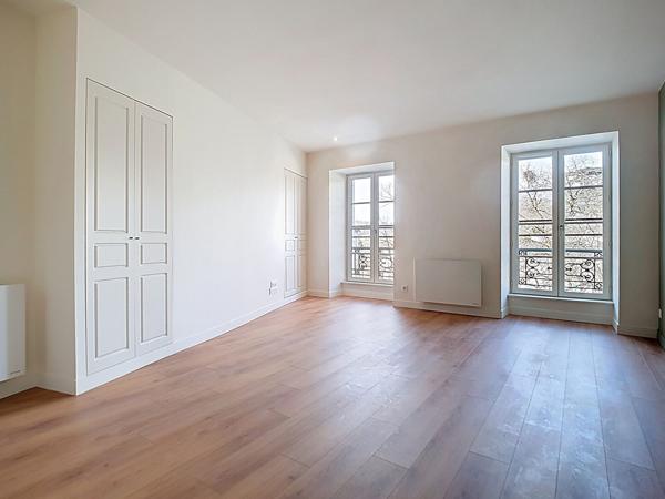 PAU au pied du Château, dans immeuble de caractère entièrement réhabilité, grand appartement T2 de 55 m²
