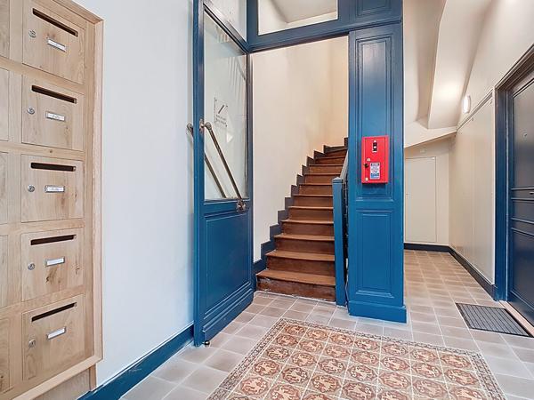 PAU au pied du Château, dans immeuble de caractère entièrement réhabilité, grand appartement T2 de 55 m²