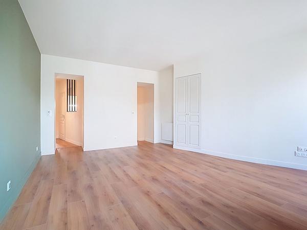 PAU au pied du Château, dans immeuble de caractère entièrement réhabilité, grand appartement T2 de 55 m²