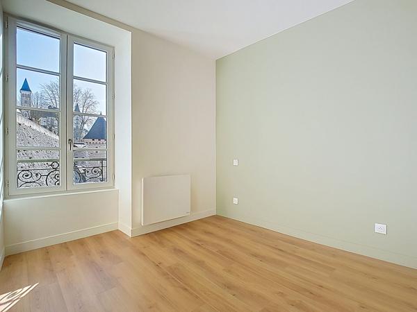 PAU au pied du Château, dans immeuble de caractère entièrement réhabilité, grand appartement T2 de 55 m²