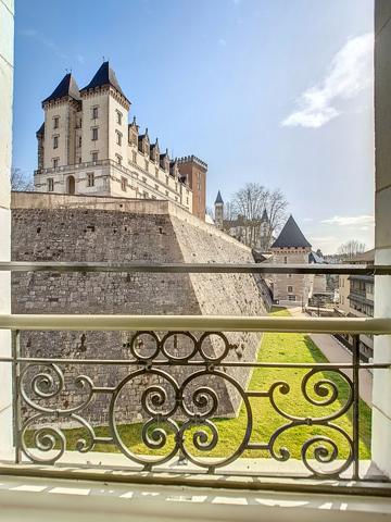 PAU au pied du Château, dans immeuble de caractère entièrement réhabilité, grand appartement T2 de 55 m²
