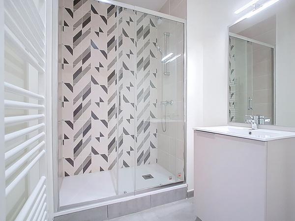 PAU au pied du Château, dans immeuble de caractère entièrement réhabilité, grand appartement T2 de 55 m²
