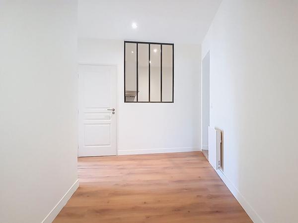 PAU au pied du Château, dans immeuble de caractère entièrement réhabilité, grand appartement T2 de 55 m²