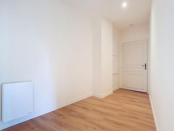 PAU au pied du Château, dans immeuble de caractère entièrement réhabilité, grand appartement T2 de 55 m²