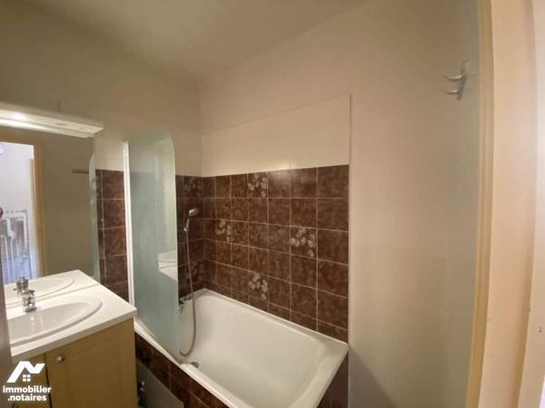 Studio à vendre à CARNON sous bail commercial.