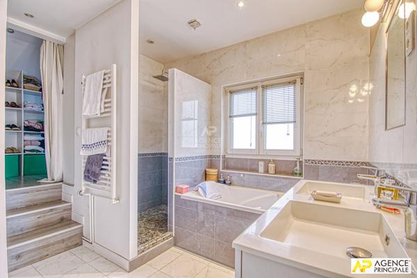Versailles Butte Montbauron maison 7 pièces 225 m² habitables sur parcelle de 821 m² avec garage 2 voitures 2 250 000 € **  - Référence  28202